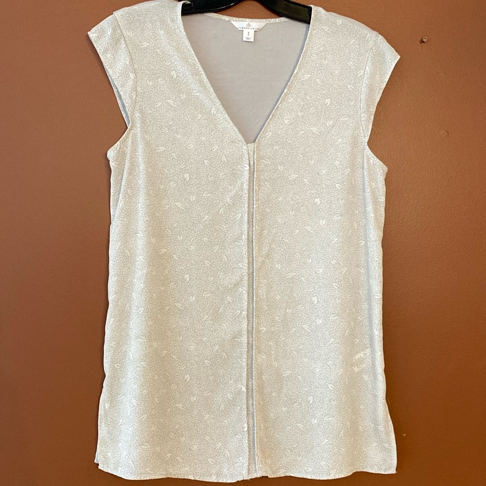 Camber & Grace ladies blouse - short sleeves and leaf print throughout. Size S
